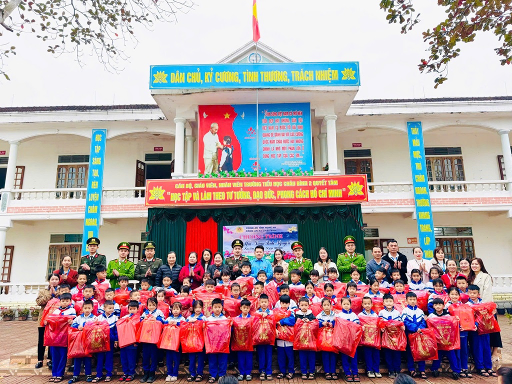 Công an xã Châu Bình trao quà tặng học sinh có hoàn cảnh khó khăn