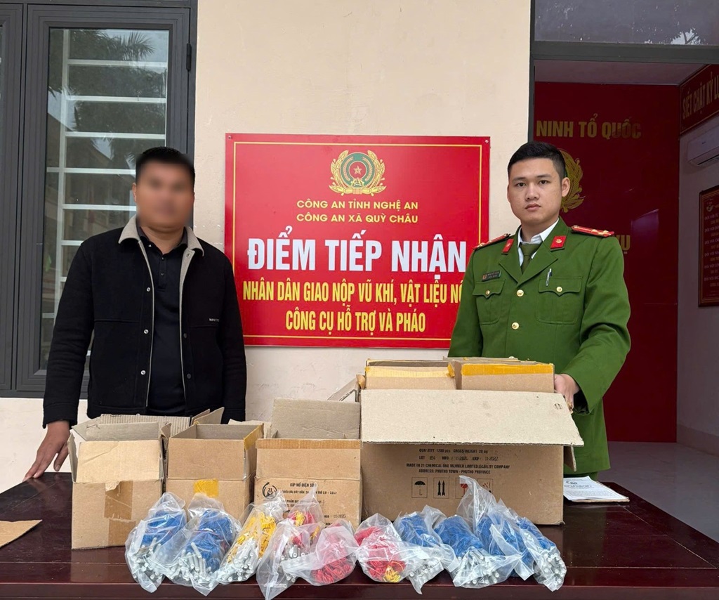 Số kíp nổ và dây dẫn kíp điện được Công an xã Qùy Châu vận động người dân giao nộp