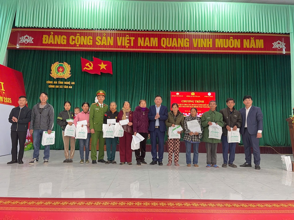 Công an xã Tân An phối hợp Ủy ban MTTQ xã và Bệnh viện Đa khoa An Phát trao quà tặng gia đình có hoàn cảnh khó khăn và gia đình có công với cách mạng