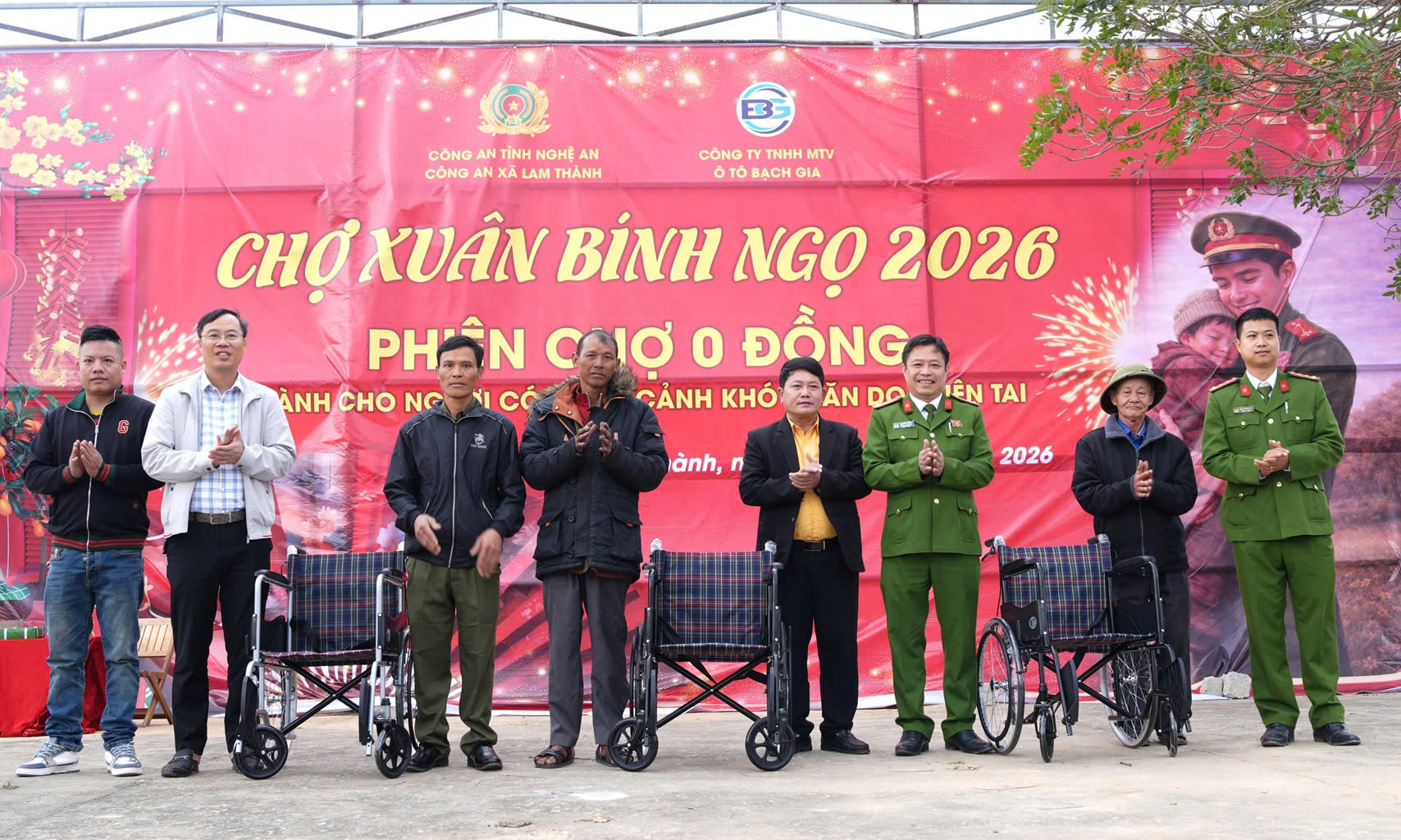 Trao tặng 03 chiếc xe lăn tới người khuyết tật có hoàn cảnh khó khăn