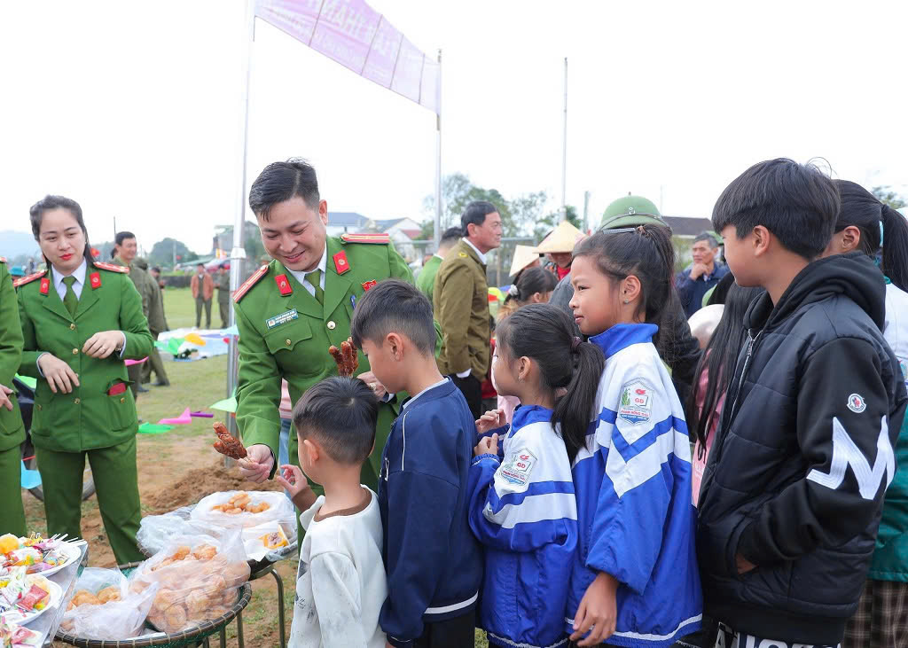 Lực lượng Công an hỗ trợ người dân lựa chọn hàng hóa phù hợp