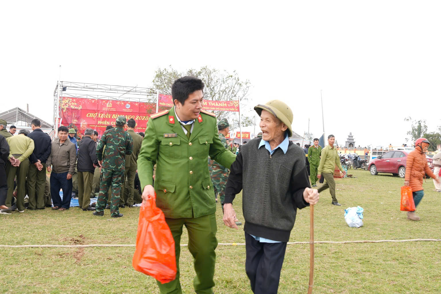 Lực lượng Công an hỗ trợ những trường hợp già yếu, đi lại khó khăn