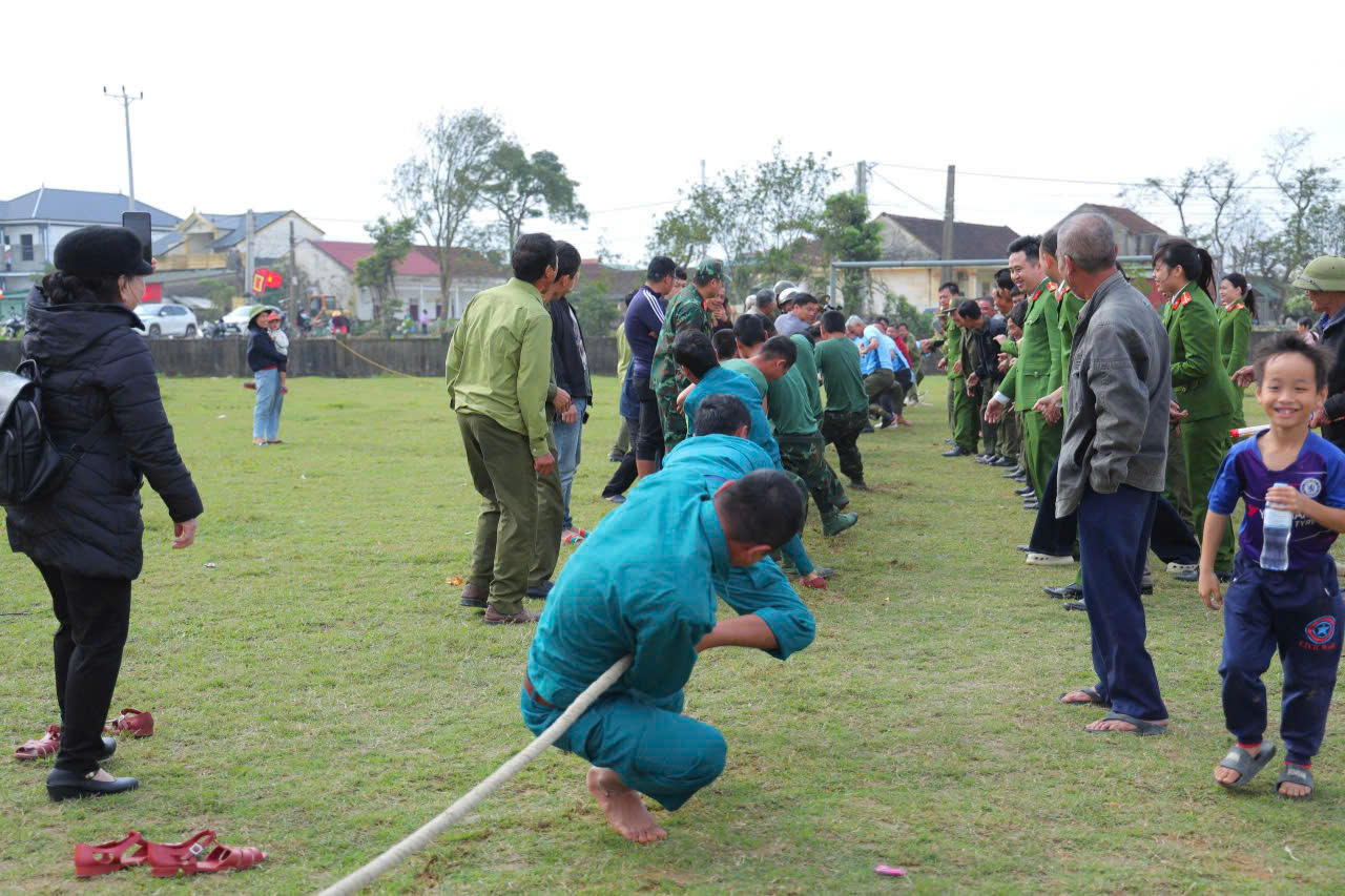Các hoạt động thi nấu bánh chưng, trò chơi dân gian tại phiên chợ