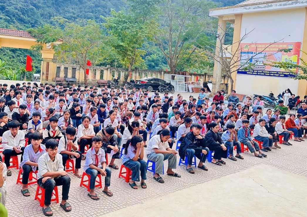 Công an xã Lượng Minh tuyên truyền phổ biến, giáo dục pháp luật trong trường học