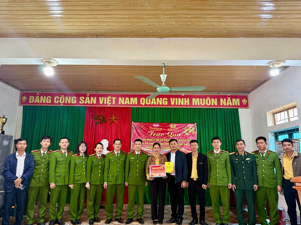 Công an xã Vạn An tặng quà UBND xã Thành Bình Thọ