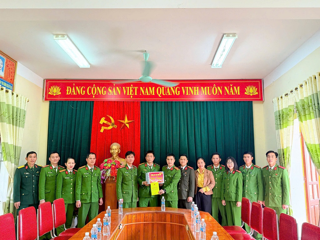 Động viên, chia sẻ với Công an xã Thành Bình Thọ