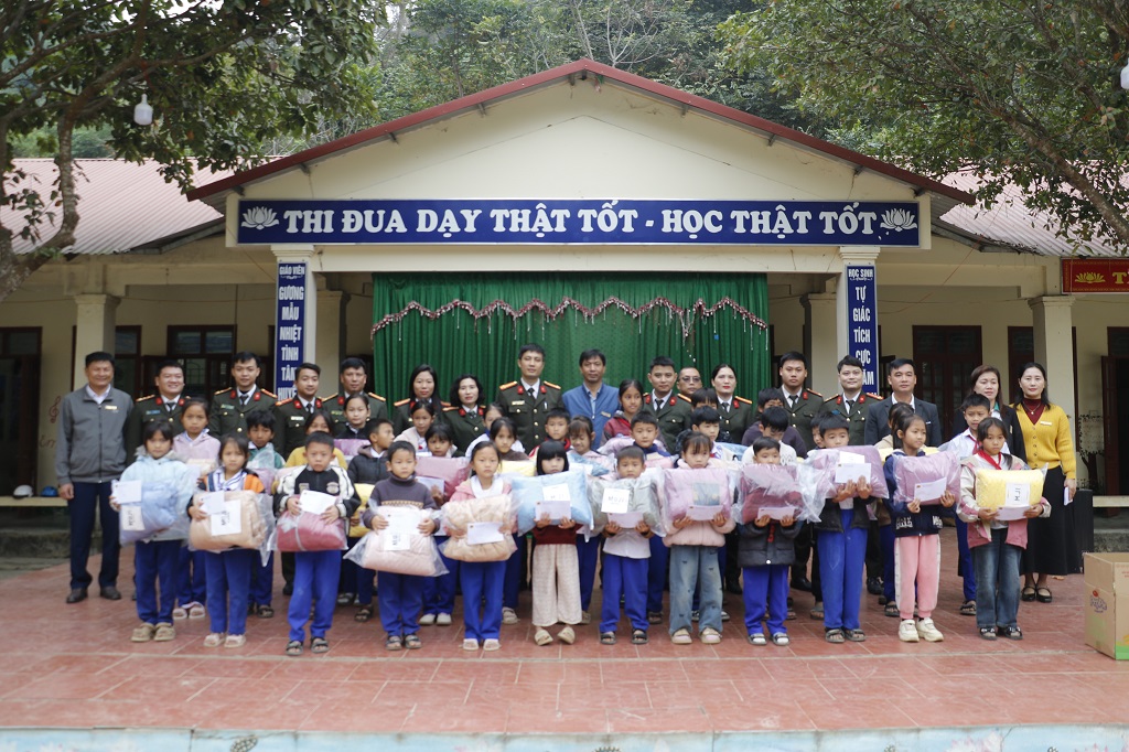 Trao 40 suất quà cho học sinh có hoàn cảnh khó khăn tại trường PTDTBT Tiểu học Yên Na