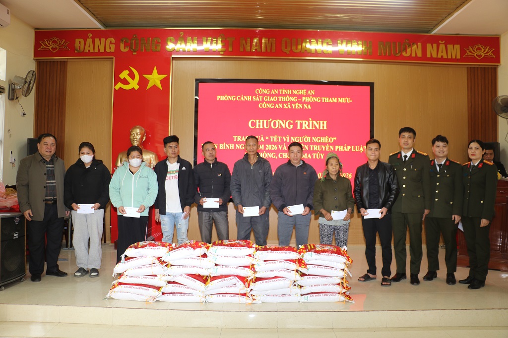 Trao 80 suất quà (gồm tiền mặt và nhu yếu phẩm) cho người dân có hoàn cảnh khó khăn trên địa bàn xã Yên Na