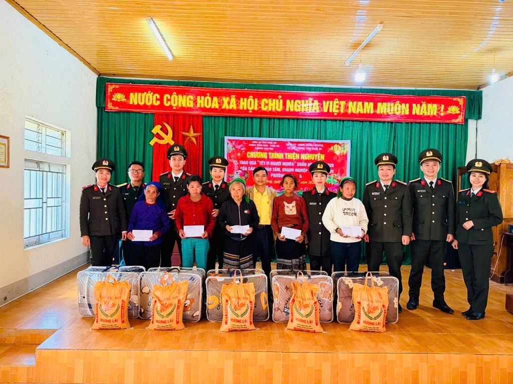 Trao 50 suất quà cho hộ dân có hoàn cảnh khó khăn tại bản Hạ Sơn, xã Quế Phong