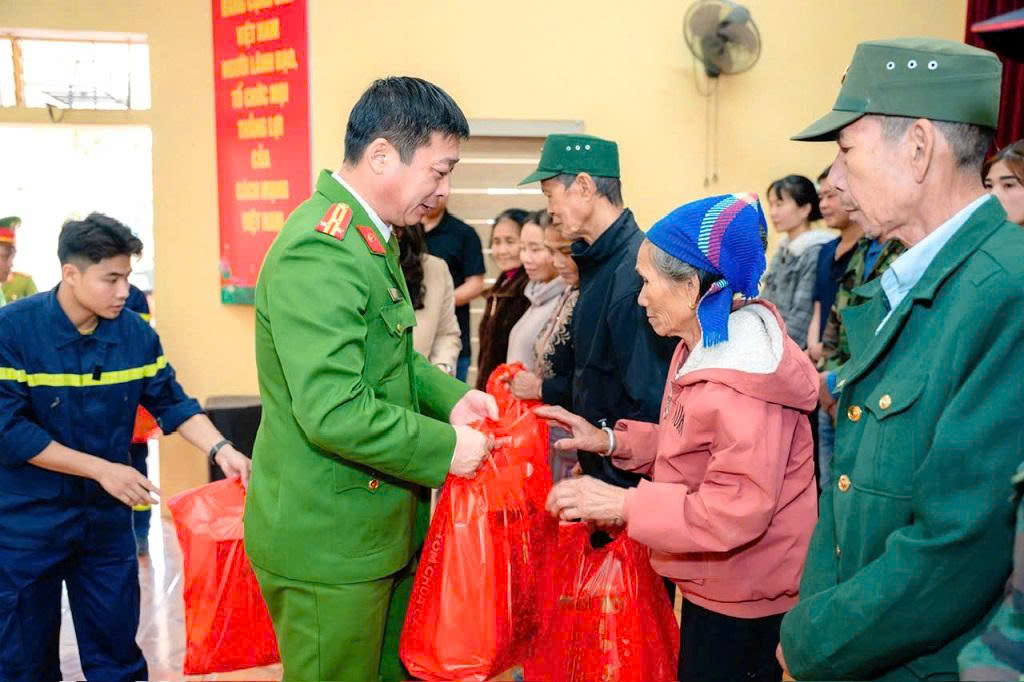 Trao 111 suất quà đến hộ nghèo tại xã Anh Sơn