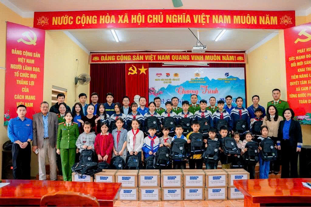 Trao 140 suất quà đến hộ nghèo, hộ có hoàn cảnh đặc biệt khó khăn và học sinh vượt khó học giỏi
