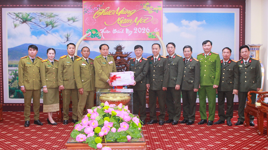 Đồng chí Thiếu tướng Phết Sỏn In Su Phăn, Giám đốc Công an tỉnh Hủa Phăn tặng quà Công an tỉnh Nghệ An