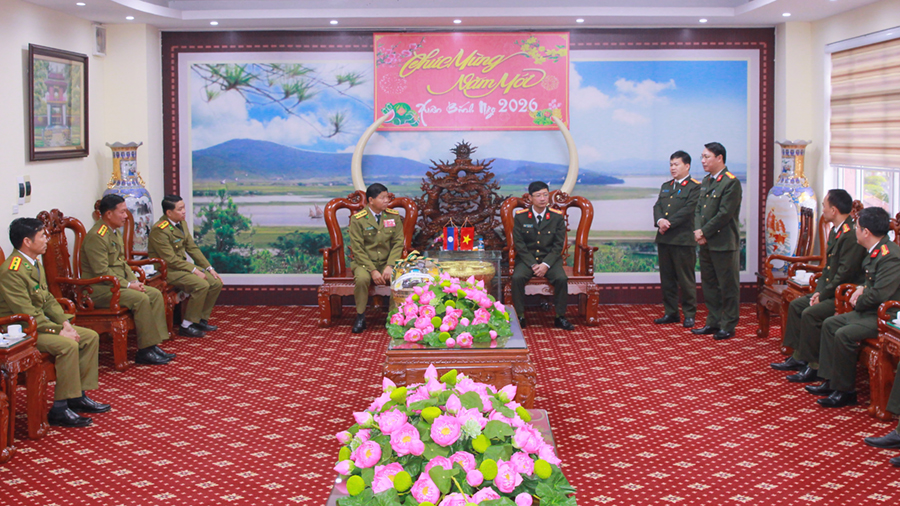 Đoàn đại biểu Công an tỉnh Bô Ly Khăm Xay thăm và chúc Tết Công an tỉnh Nghệ An