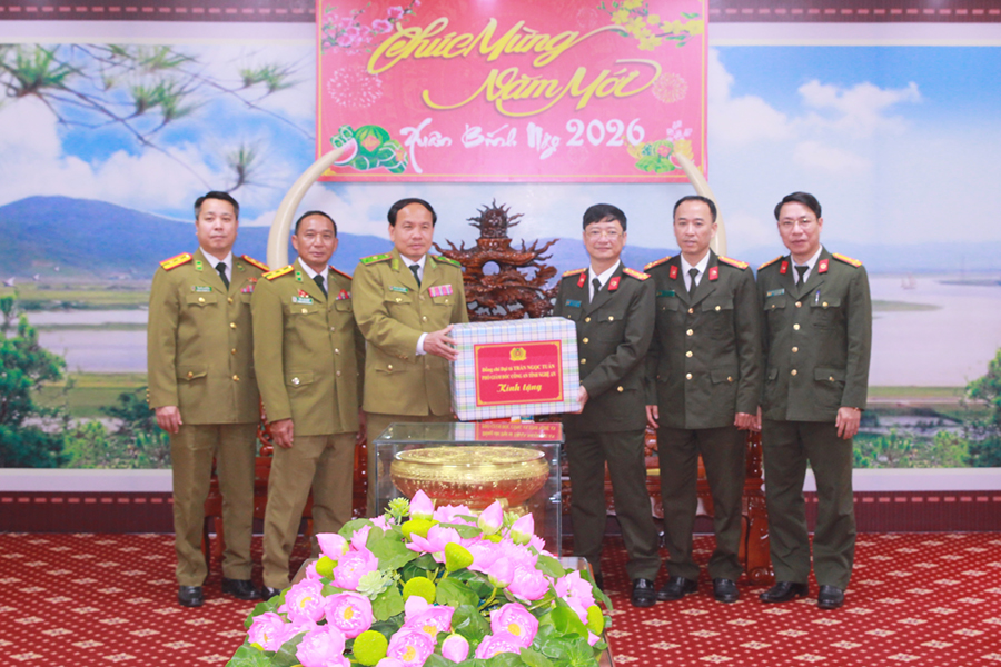 Đồng chí Đại tá Trần Ngọc Tuấn, Phó Giám đốc Công an tỉnh Nghệ An cảm ơn và tặng quà Công an tỉnh Hủa Phăn