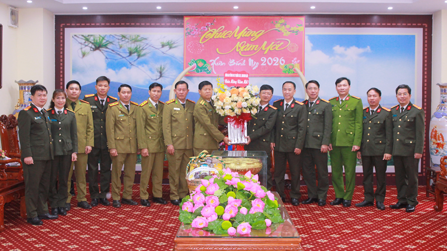 Đại tá Khăm Pheng Năm Pha Văn- Phó Giám đốc Công an tỉnh Bô Ly Khăm Xay tặng quà Công an tỉnh Nghệ An