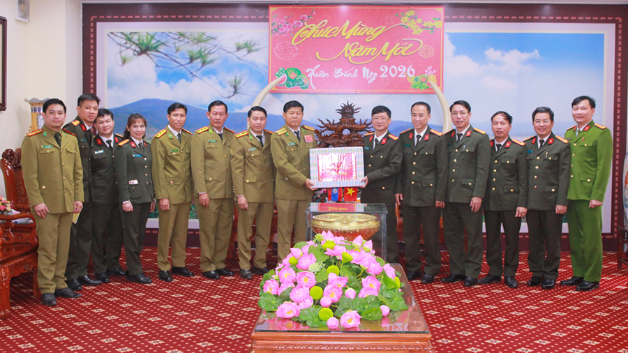 Đồng chí Đại tá Trần Ngọc Tuấn, Phó Giám đốc Công an tỉnh Nghệ An cảm ơn và tặng quà Công an tỉnh Bô Ly Khăm Xay