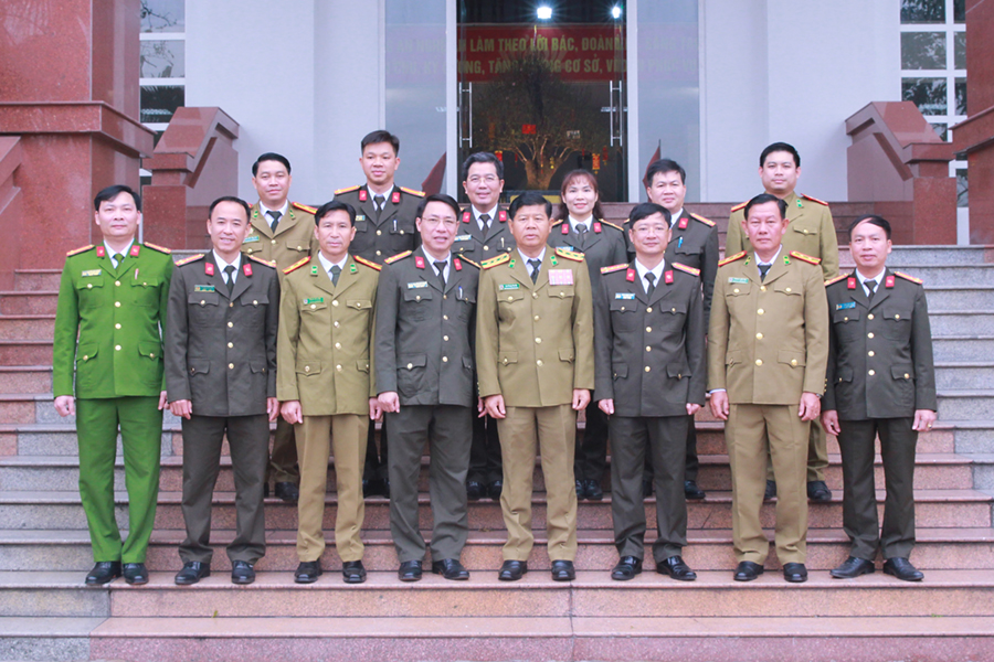 Đoàn đại biểu Công an tỉnh Hủa Phăn và Đoàn đại biểu Bô Ly Khăm Xay cùng Công an tỉnh Nghệ An chụp ảnh lưu niệm