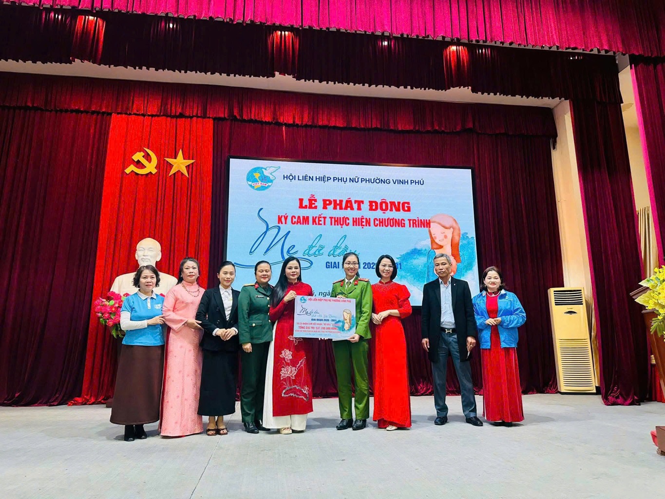 Chi hội phụ nữ Công an Phường Vinh Phú nhận đỡ đầu cháu Doãn Đức Bảo