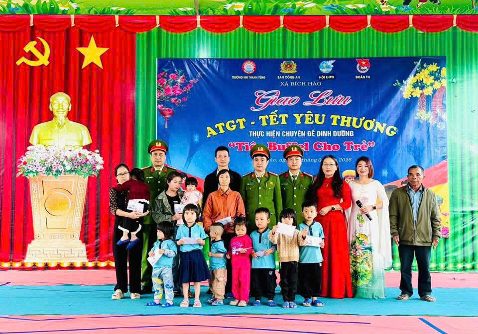 Công an xã Bích Hào phối hợp Trường Mầm non Thanh Tùng trao 10 suất quà tặng gia đình có hoàn cảnh khó khăn