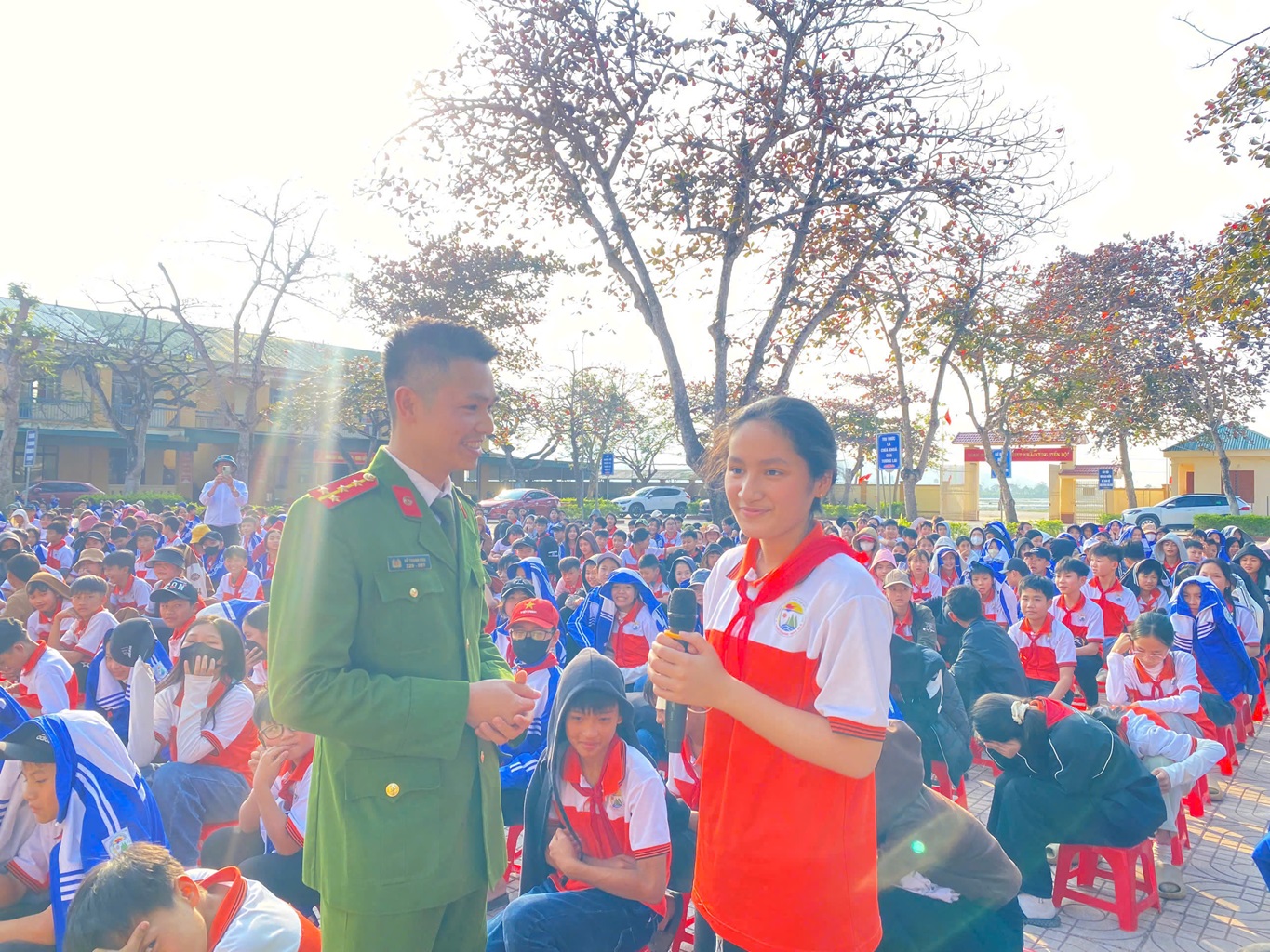 Buổi tuyên truyền diễn ra sôi nổi, nhận được sự hưởng ứng tích cực của cán bộ, giáo viên và học sinh nhà trường