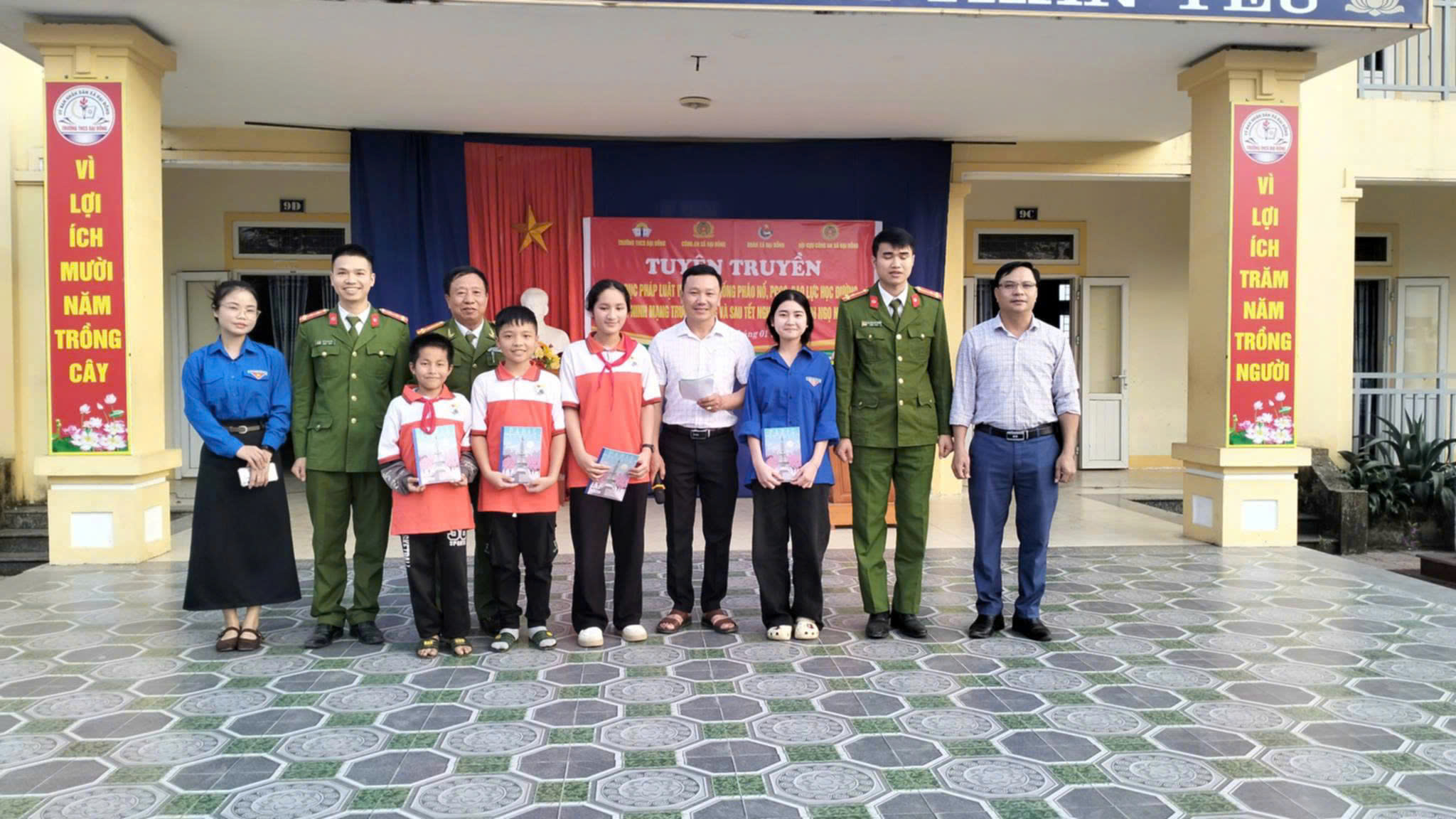 Công an xã Đại Đồng phối hợp Chi hội Công an hưu trí xã, Đoàn Thanh niên xã tặng quà học sinh có hoàn cảnh đặc biệt khó khăn