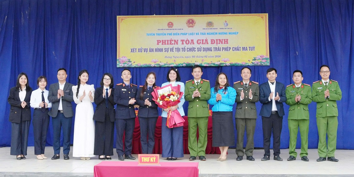 Đại biểu chụp ảnh lưu niệm