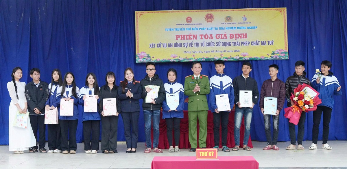 Viện kiểm sát nhân dân khu vực II – Nghệ An và Công an xã Hưng Nguyên tặng quà học sinh tham gia phiên tòa giả định