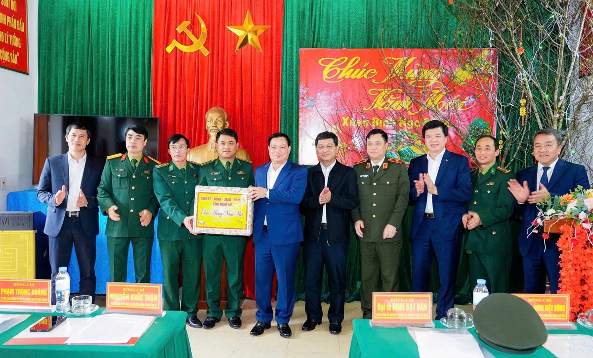 Bí thư Tỉnh uỷ Nguyễn Khắc Thận tặng quà Đồn Biên phòng Hạnh Dịch