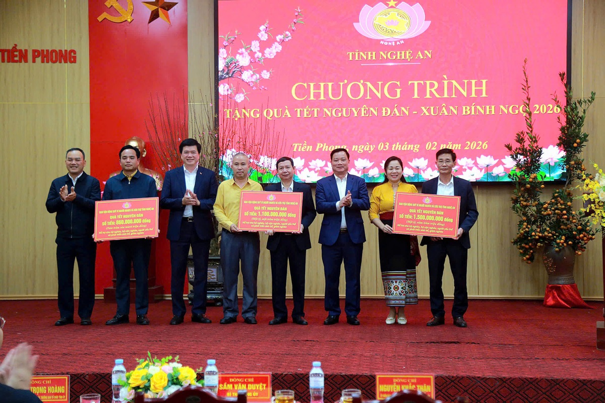 Bí thư Tỉnh uỷ Nguyễn Khắc Thận và Phó Chủ tịch Thường trực Ủy ban MTTQ tỉnh trao quà Tết đến Đảng bộ, chính quyền và người dân xã Tiền Phong, Quế Phong và Tri Lễ