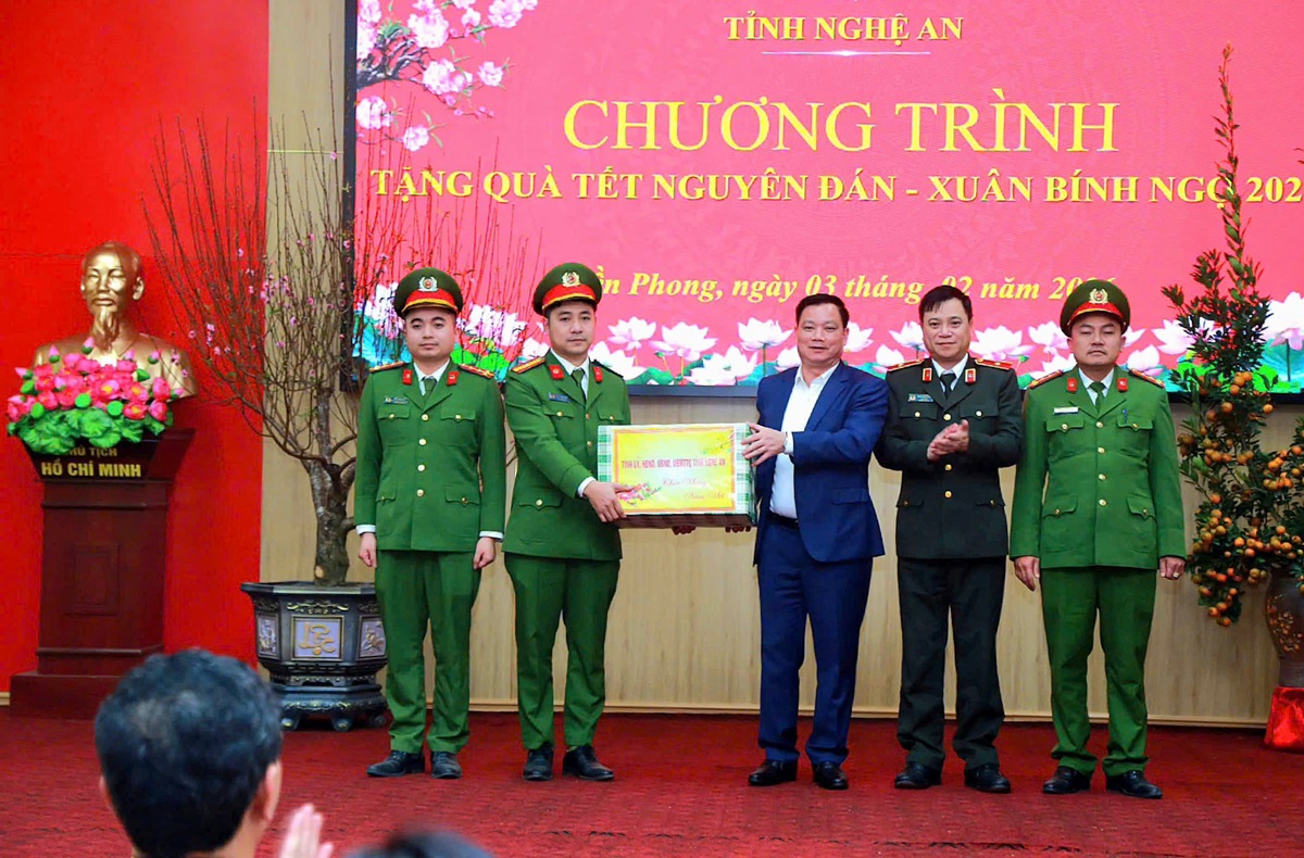 Bí thư Tỉnh uỷ Nguyễn Khắc Thận trao quà Tết tặng Công an xã Tiền Phong