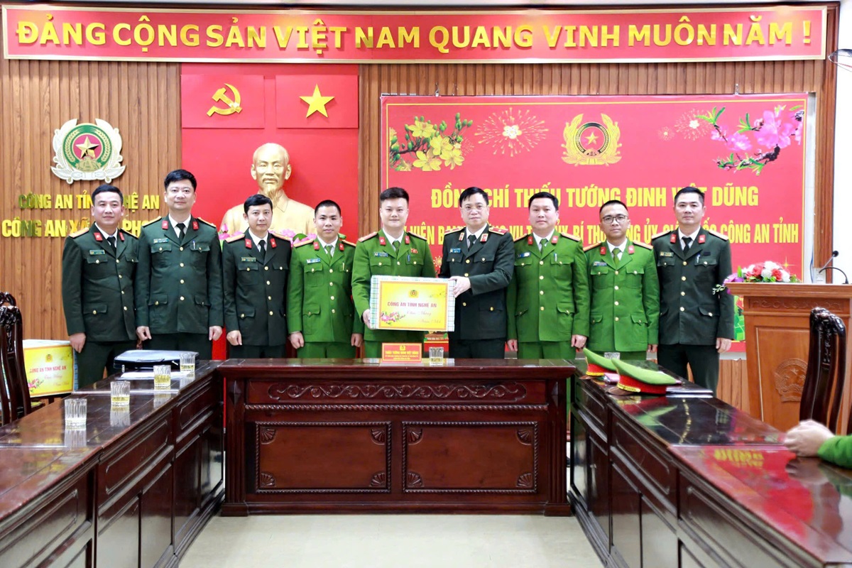 Đồng chí Thiếu tướng Đinh Việt Dũng - Ủy viên Ban Thường vụ Tỉnh uỷ, Giám đốc Công an tỉnh tặng quà Công an xã Quế Phong 