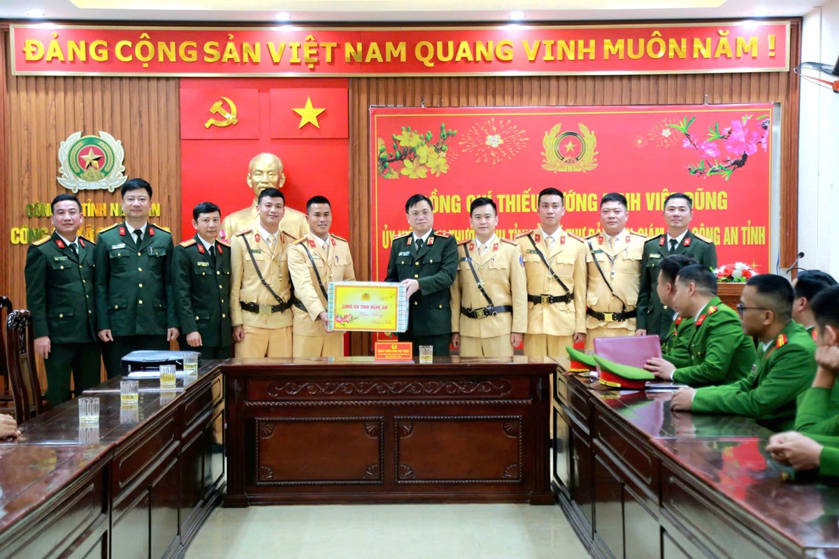 Đồng chí Thiếu tướng Đinh Việt Dũng - Ủy viên Ban Thường vụ Tỉnh uỷ, Giám đốc Công an tỉnh tặng quà Tổ Cảnh sát giao thông địa bàn Quế Phong