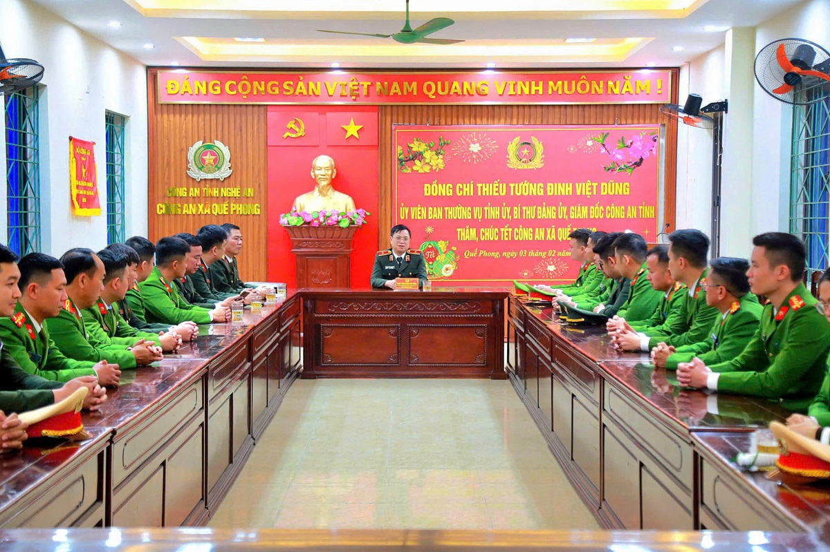 Đồng chí Thiếu tướng Đinh Việt Dũng - Ủy viên Ban Thường vụ Tỉnh uỷ, Giám đốc Công an tỉnh biểu dương, ghi nhận những kết quả Công an xã Quế Phong đạt được