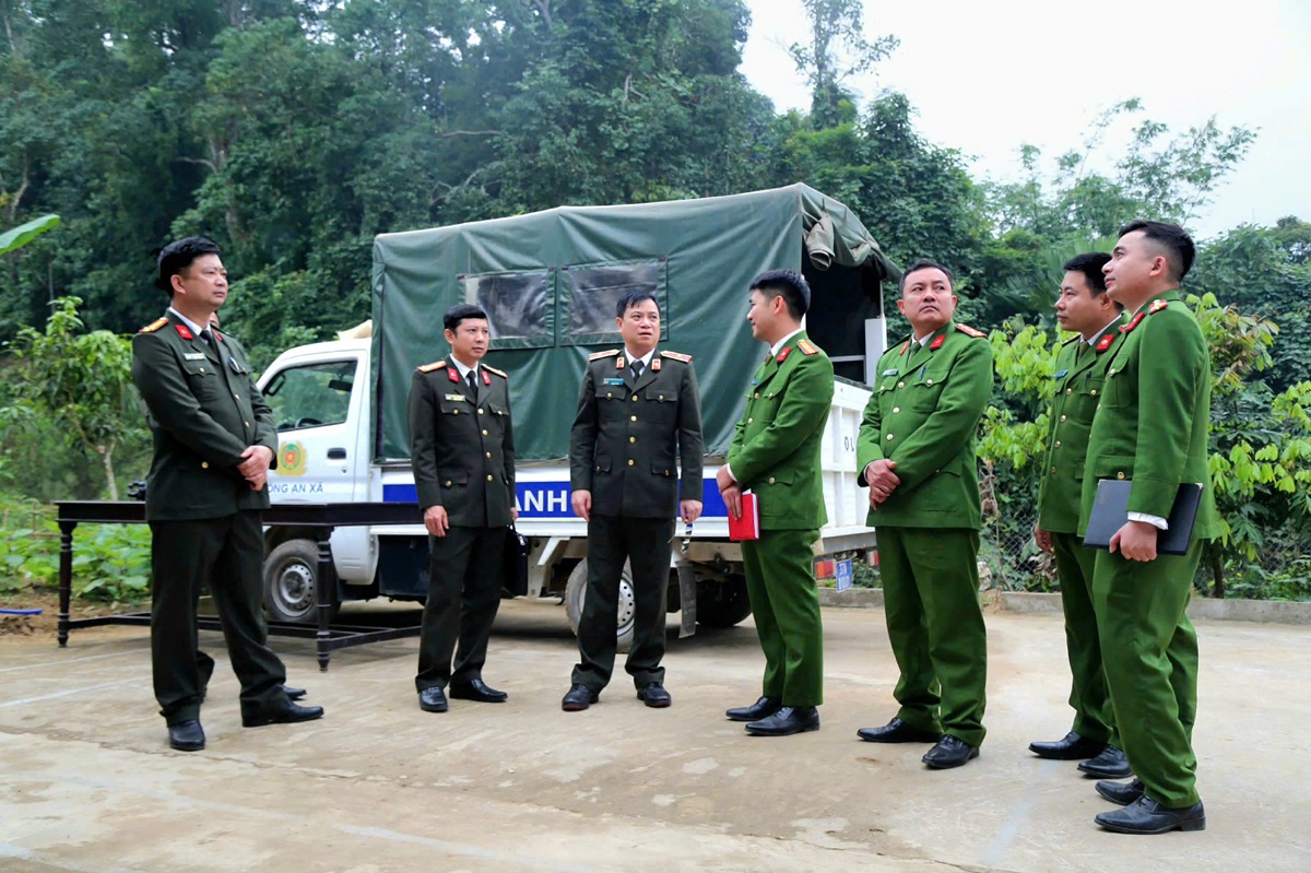 Đồng chí Thiếu tướng Đinh Việt Dũng - Ủy viên Ban Thường vụ Tỉnh uỷ, Giám đốc Công an tỉnh thăm, chúc Tết Công an xã Tiền Phong