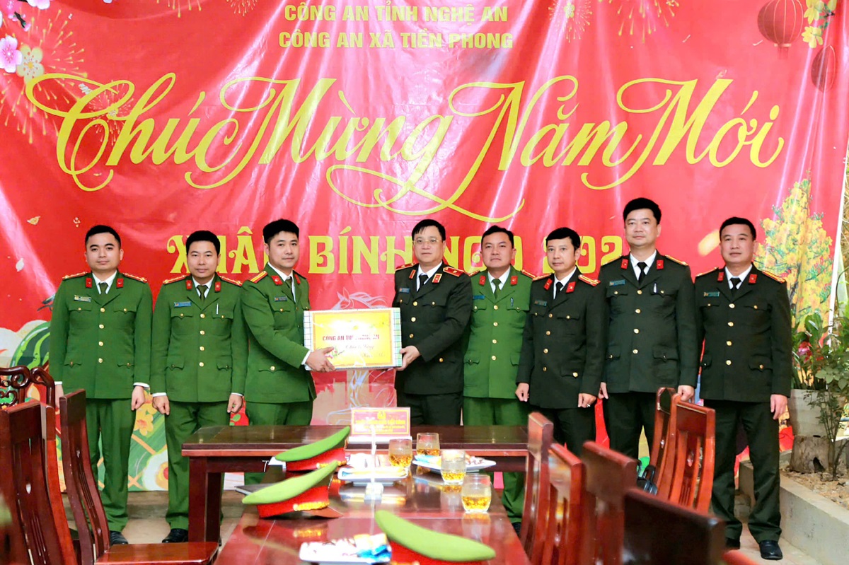 Đồng chí Thiếu tướng Đinh Việt Dũng - Ủy viên Ban Thường vụ Tỉnh uỷ, Giám đốc Công an tỉnh tặng quà Công an xã Tiền Phong