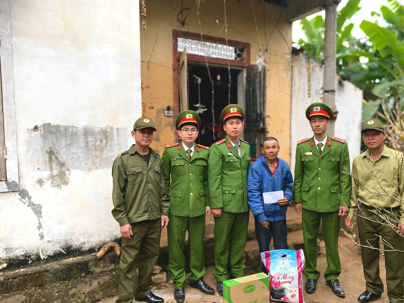 Công an xã Nghĩa Hưng trao quà Tết tặng gia đình có hoàn cảnh đặc biệt khó khăn