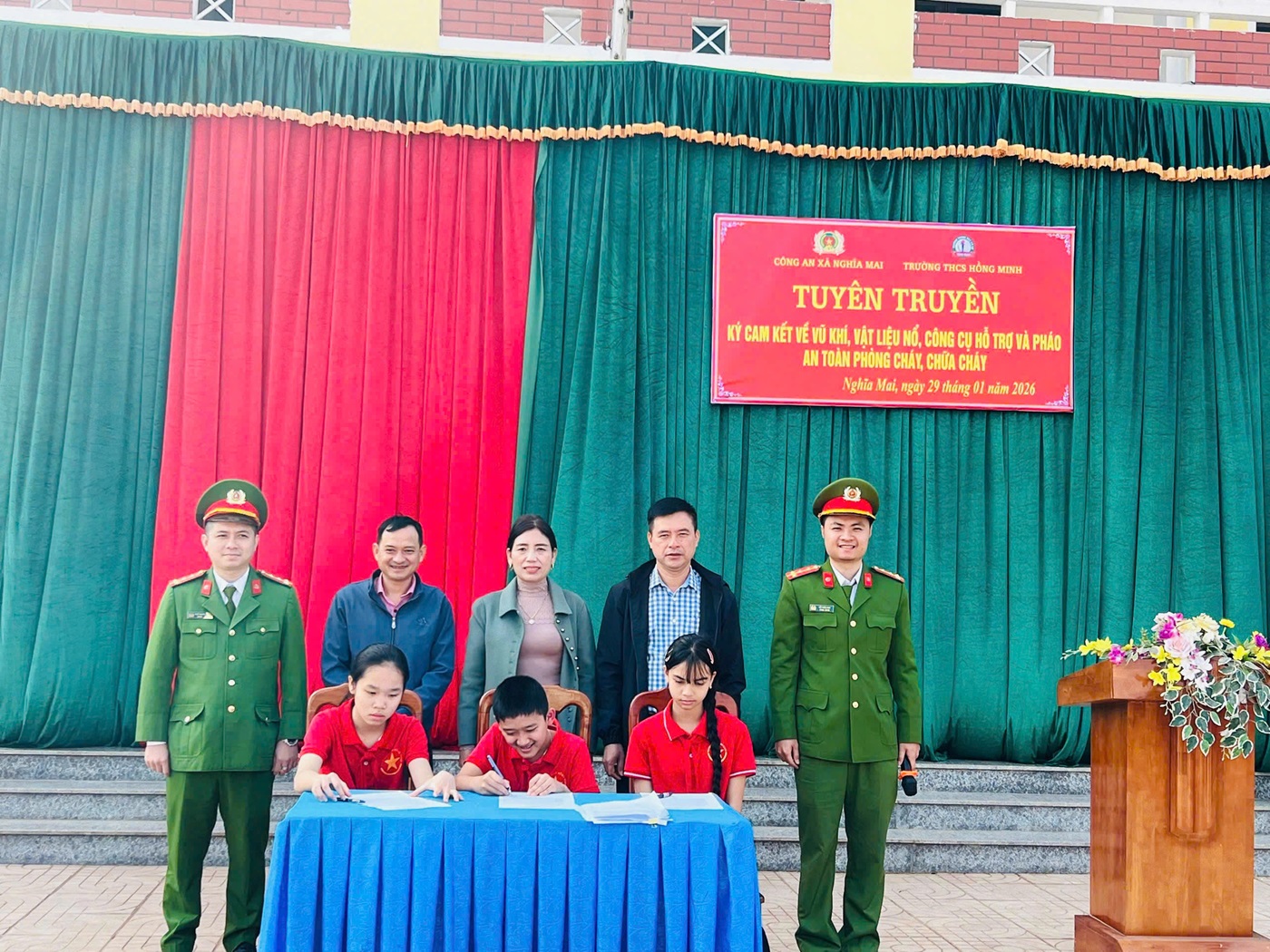 Học sinh ký cam kết chấp hành nghiêm quy định pháp luật