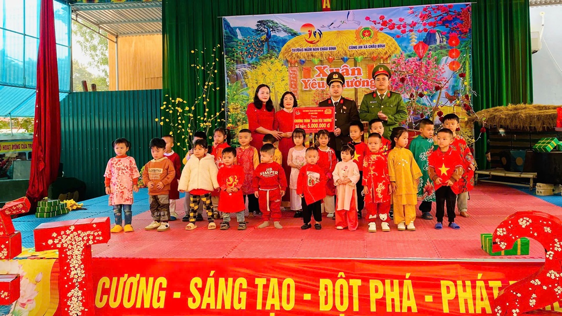 Công an xã Châu Bình cùng đơn vị đồng hành và nhà hảo tâm trao tặng nhiều phần quà ý nghĩa tới nhà trường và học sinh có hoàn cảnh khó khăn