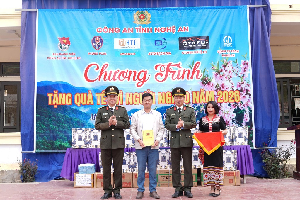 Trao quà tặng UBND xã Mường Típ