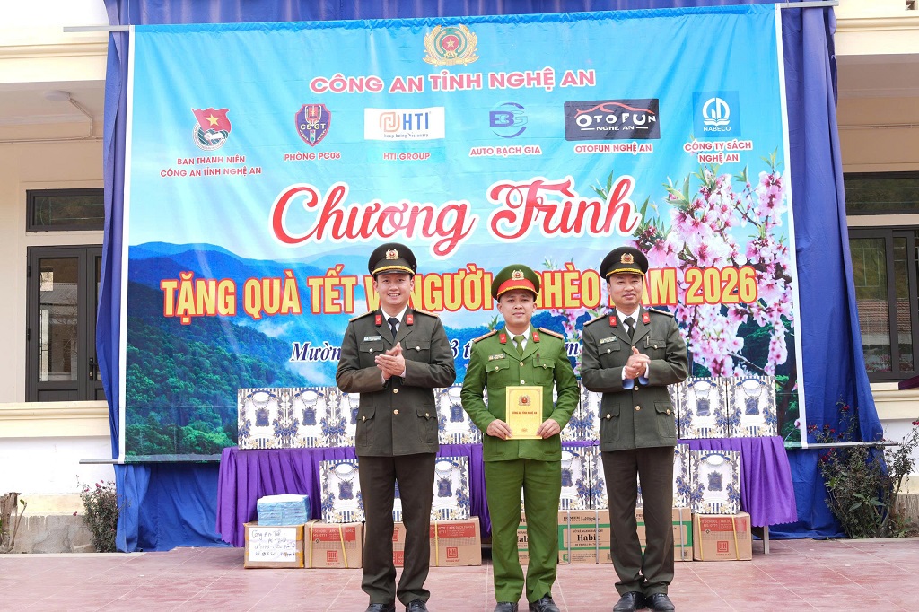 Tặng quà, động viên cán bộ, chiến sĩ Công an xã Mường Típ