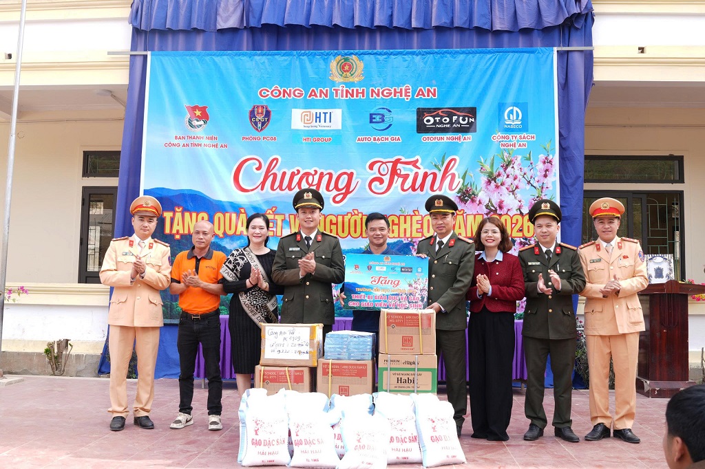 Tặng quà Trường Tiểu học Mường Típ 2