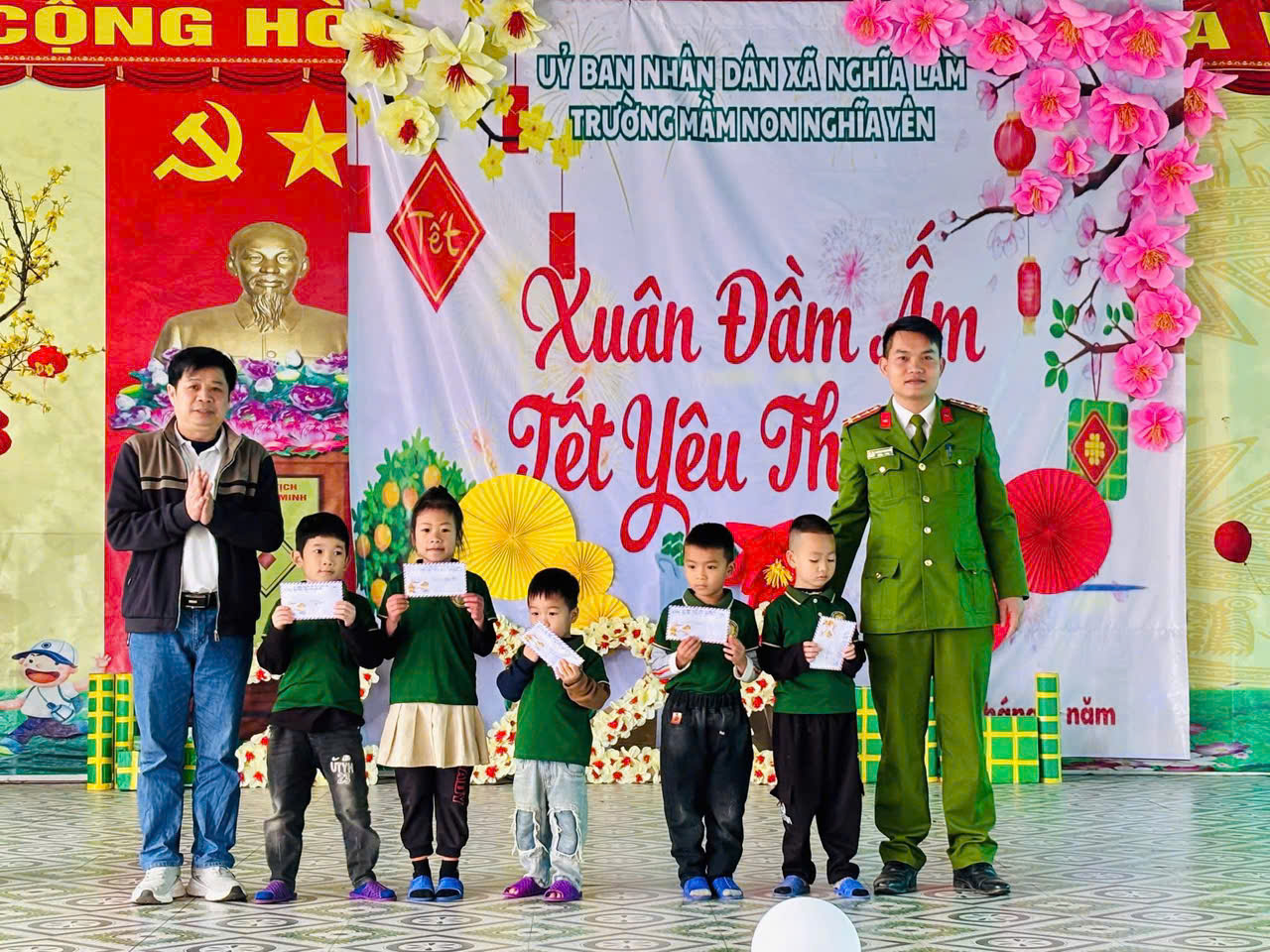 Công an xã Nghĩa Lâm trao quà tặng học sinh có hoàn cảnh khó khăn