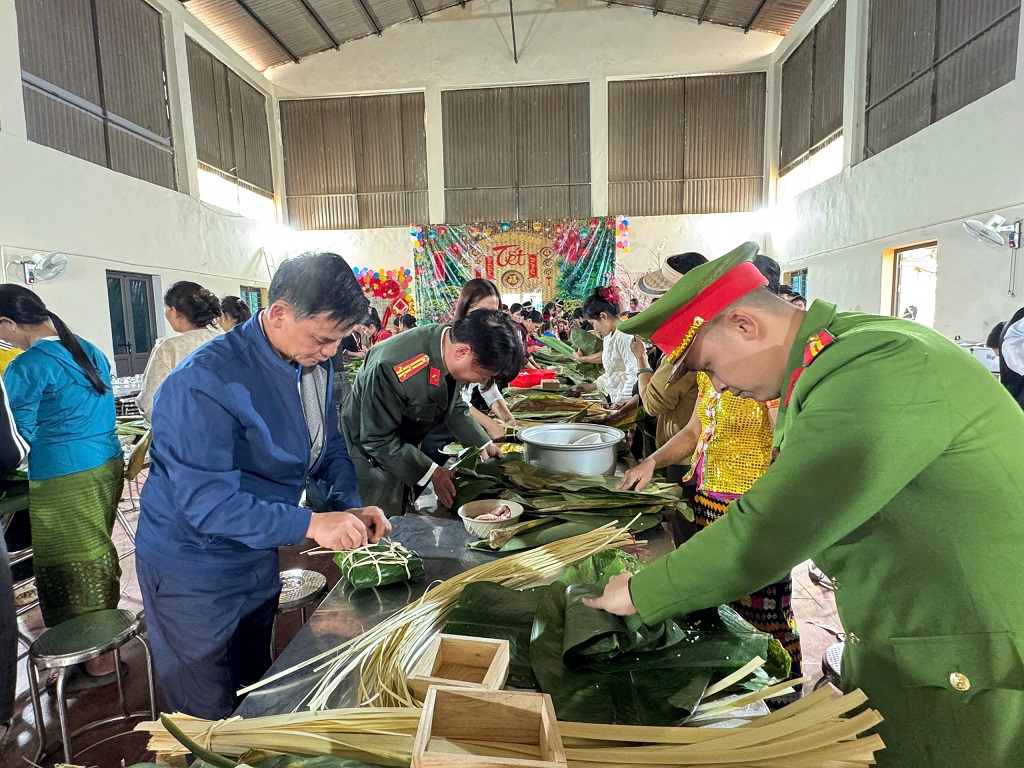 Sau phần trao quà, đại biểu “vui gói bánh chưng” với thầy, cô Trường Tiểu học Mường Típ 2 nhân dịp Tết đến Xuân về