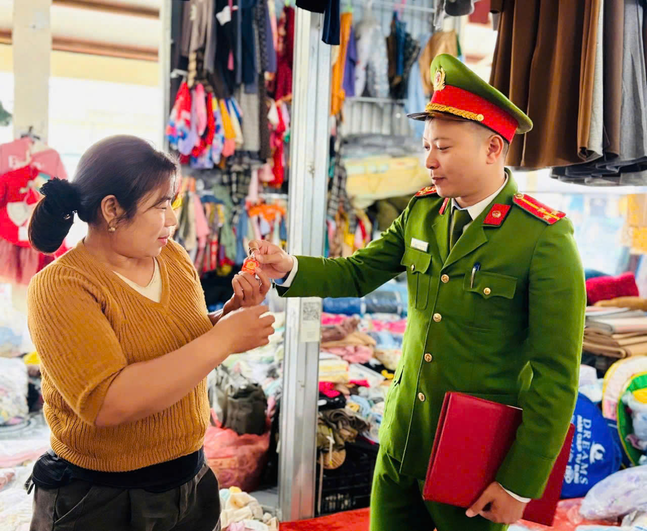 Công an xã Đông Lộc triển khai mô hình “Móc khóa an ninh” 