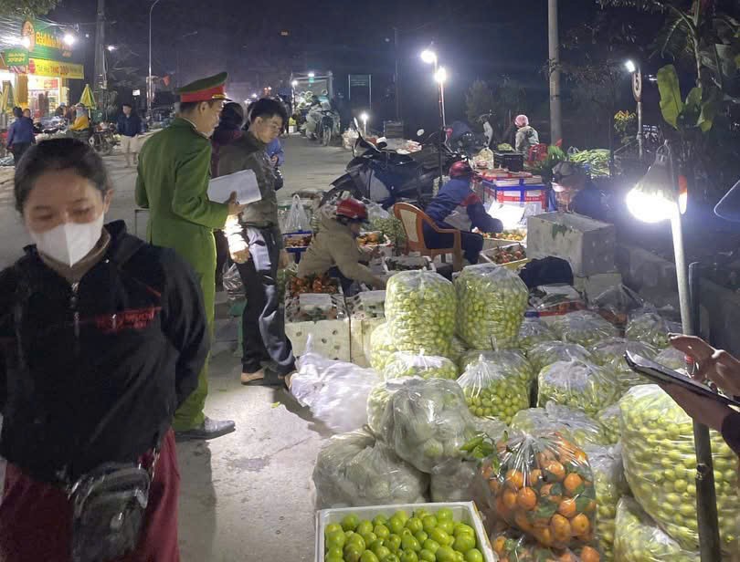 Công an xã Vạn An ra quân giải tỏa hành lang an toàn giao thông tại khu vực chợ Tro