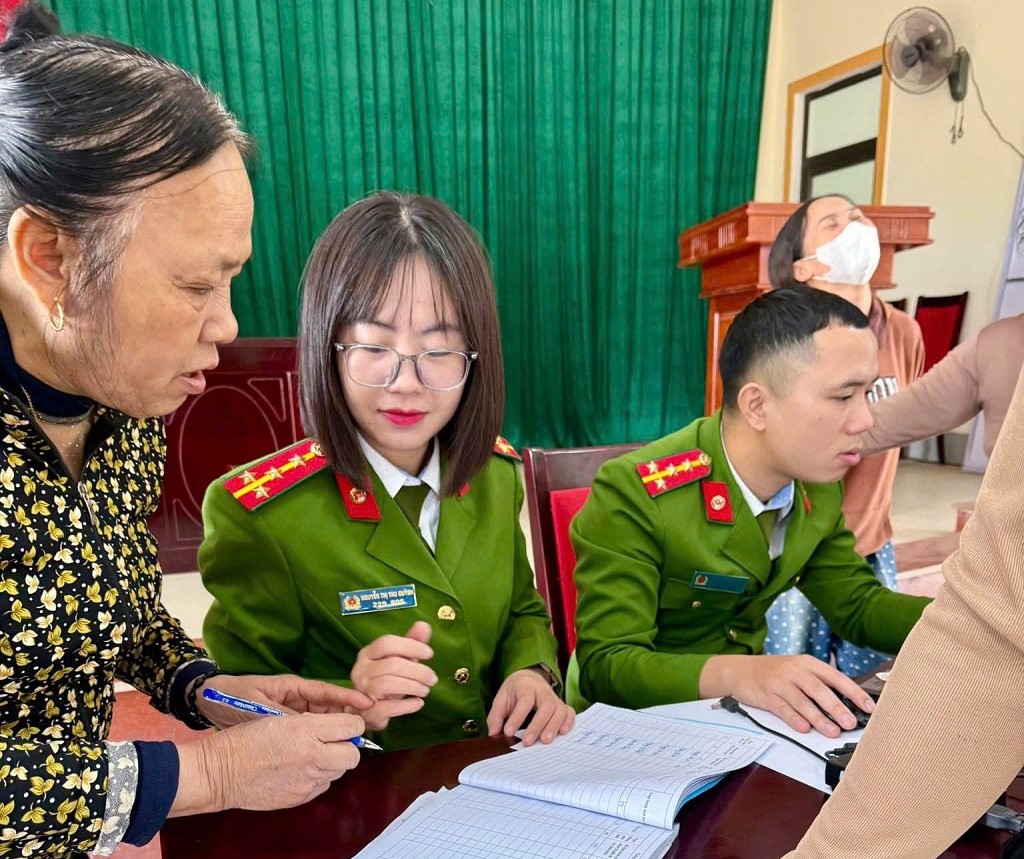 Công an xã Vạn An hướng dẫn người dân bổ sung, điều chỉnh thông tin còn thiếu hoặc chưa chính xác trên Cơ sở dữ liệu quốc gia về dân cư