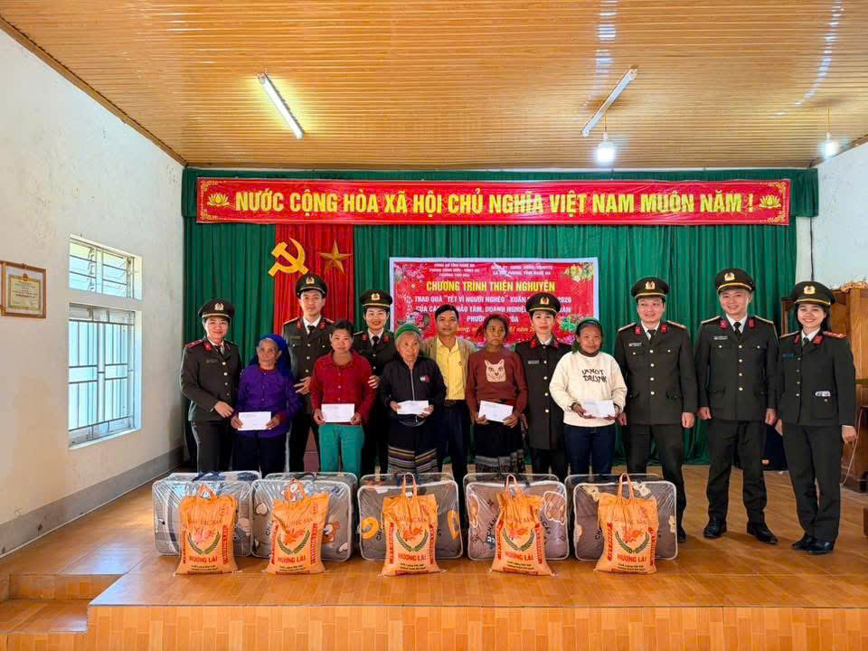 Công an phường Thái Hòa phối hợp với đơn vị, tổ chức, nhà hảo tâm trao quà tặng hoàn cảnh đặc biệt khó khăn