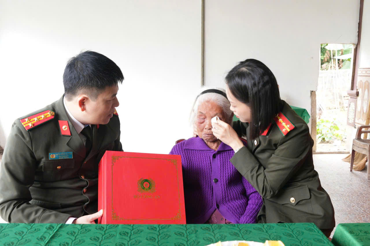 Công an tỉnh Nghệ An tặng quà Bà mẹ Việt Nam Anh hùng