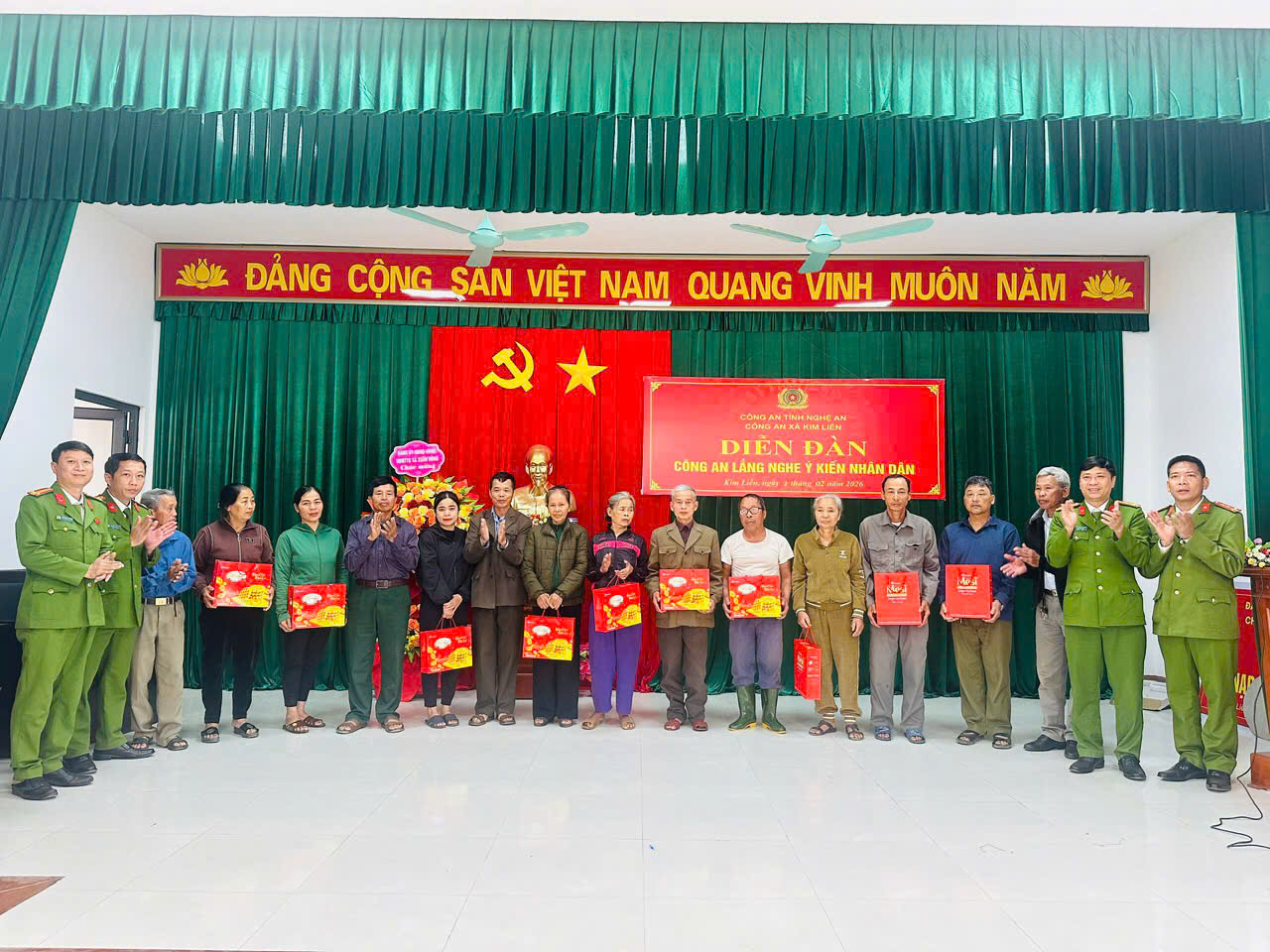 Trao quà tặng hộ gia đình chính sách, thương binh, thân nhân liệt sỹ