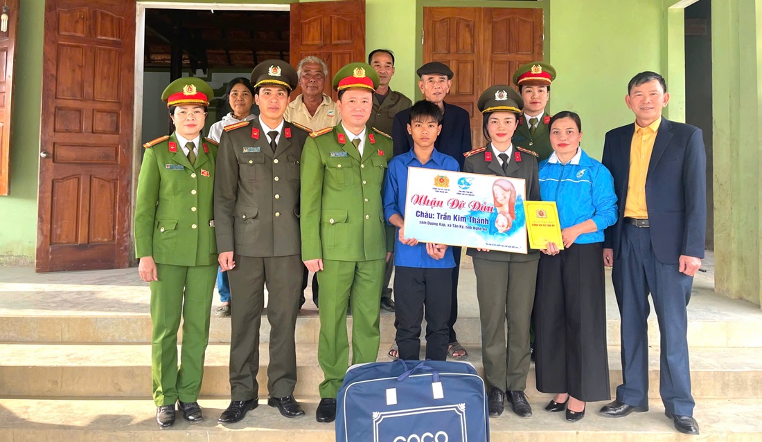 Công an xã Tân Kỳ nhận đỡ đầu cháu Trần Kim Thành